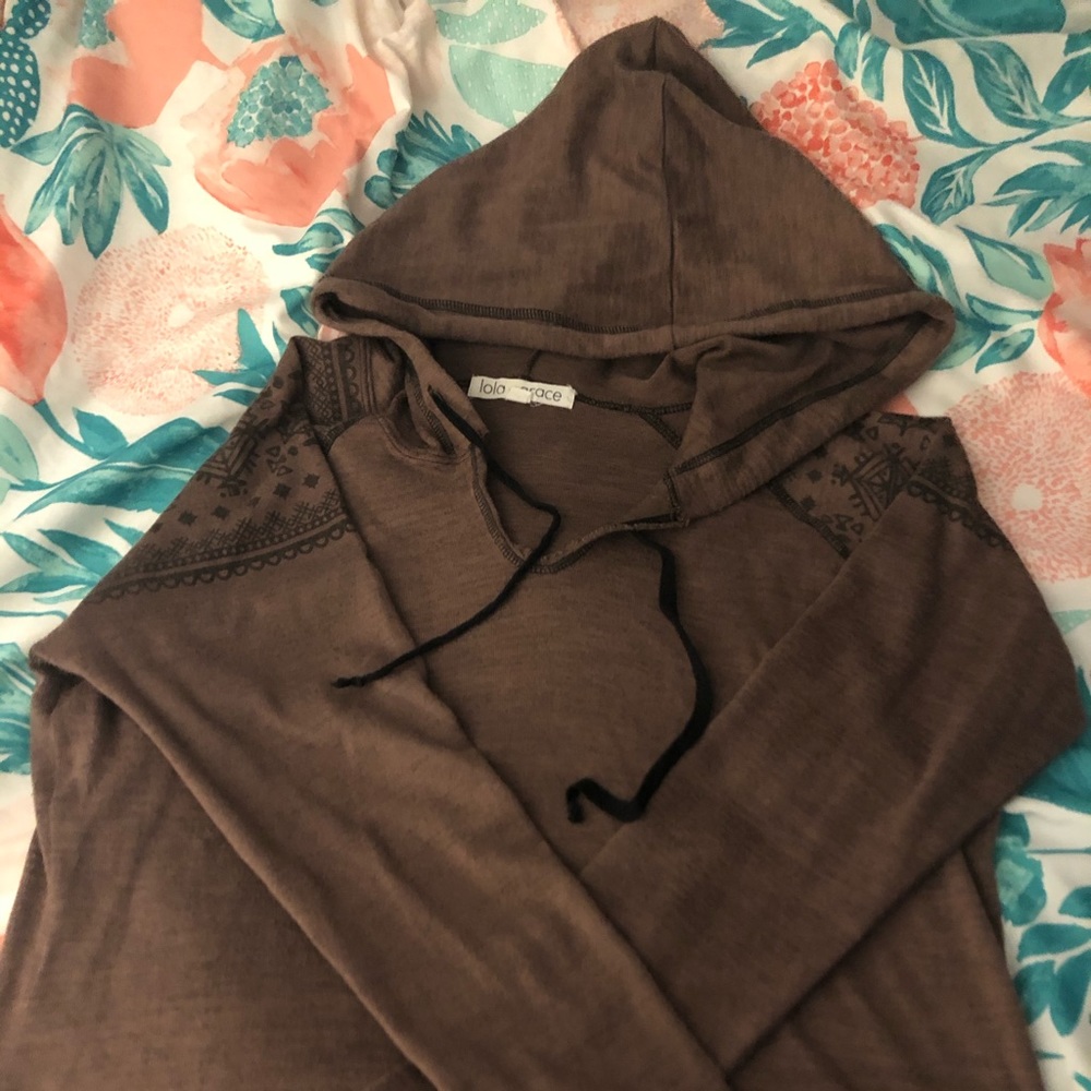 Light-weight hoodie with Aztec print
